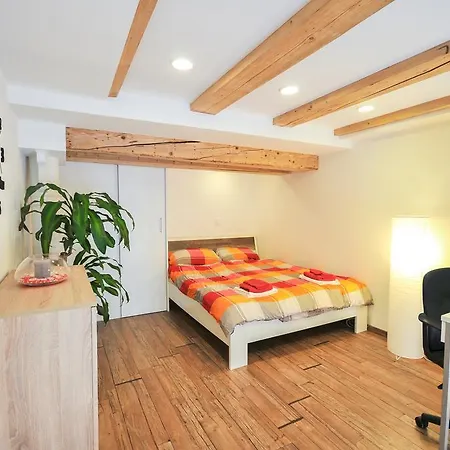 Apartment Tobacna Red